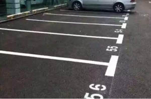 車子停在劃線的“停車位”上卻貼著違章停車罰單嗎？讓人不解？